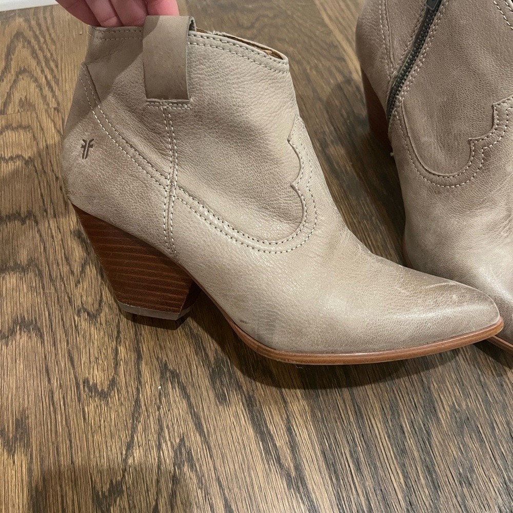 Frye Reina Womens Boots Size 8.5 Tan Leather Western Ankle Block Heel Side Zip - Picture 2 of 6